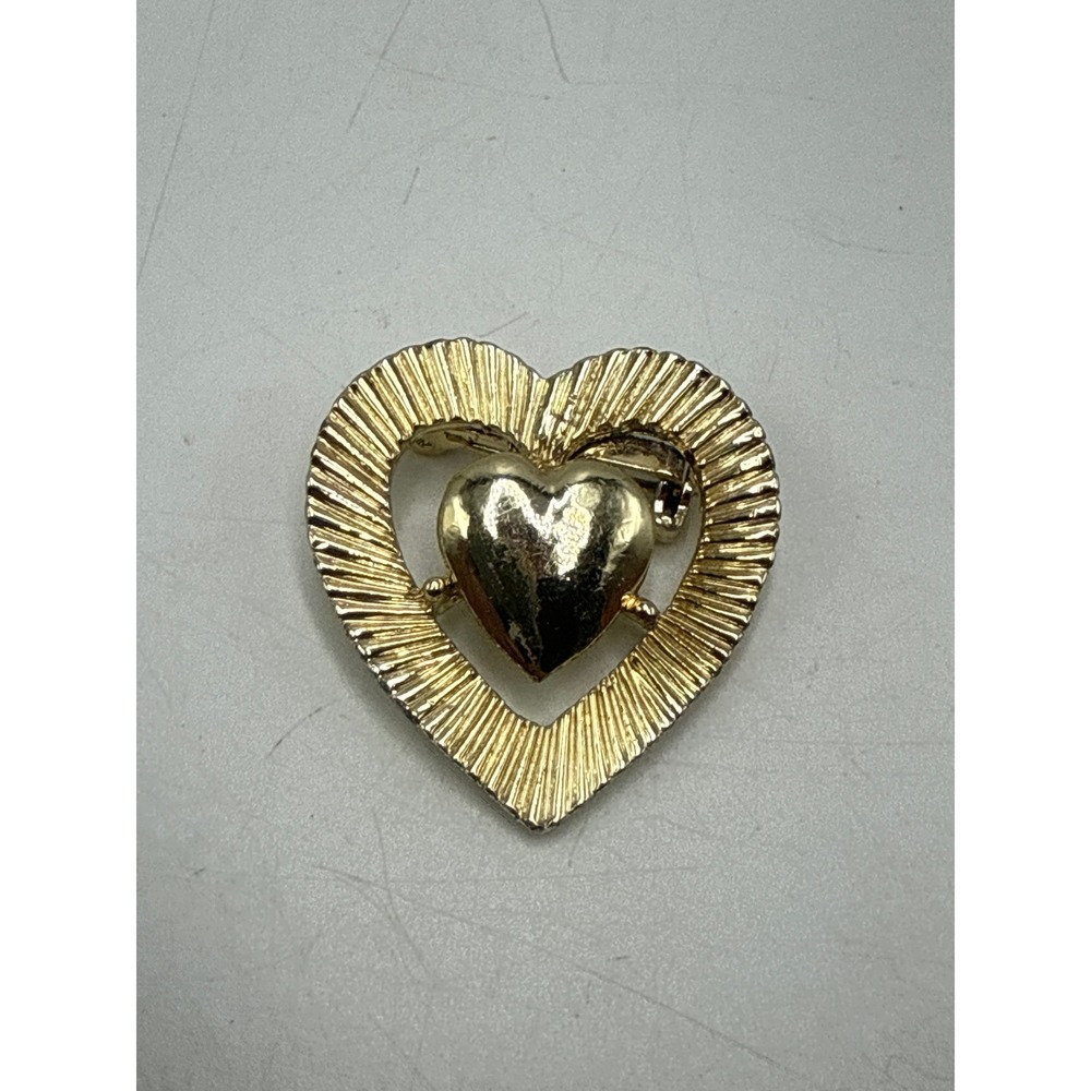 Vintage Gerrys Gold Tone Ribbed Sunburst Double‎ Heart Pin Brooch